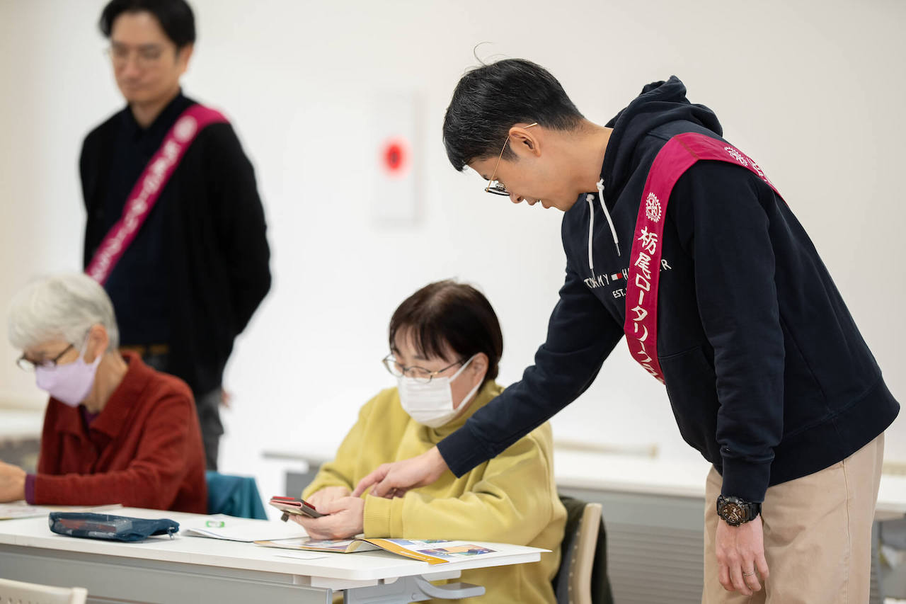 当クラブの会員が女性受講者の方に教えている様子